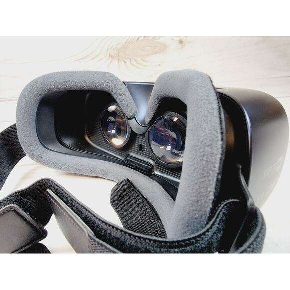 Samsung Gear VR Powered by Oculus SM-R323 Virtual Reality Headset - Picture 8 of 15